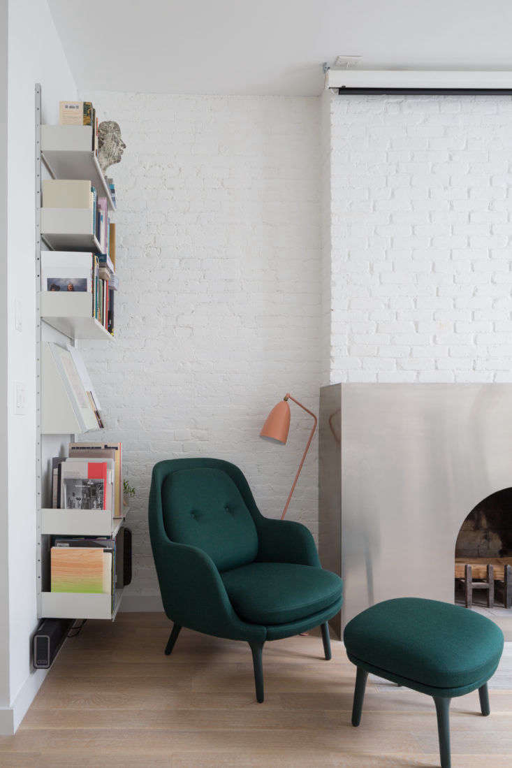  dvir and rauchwerger outfitted a side wall with vitsoe shelving, which keeps  10