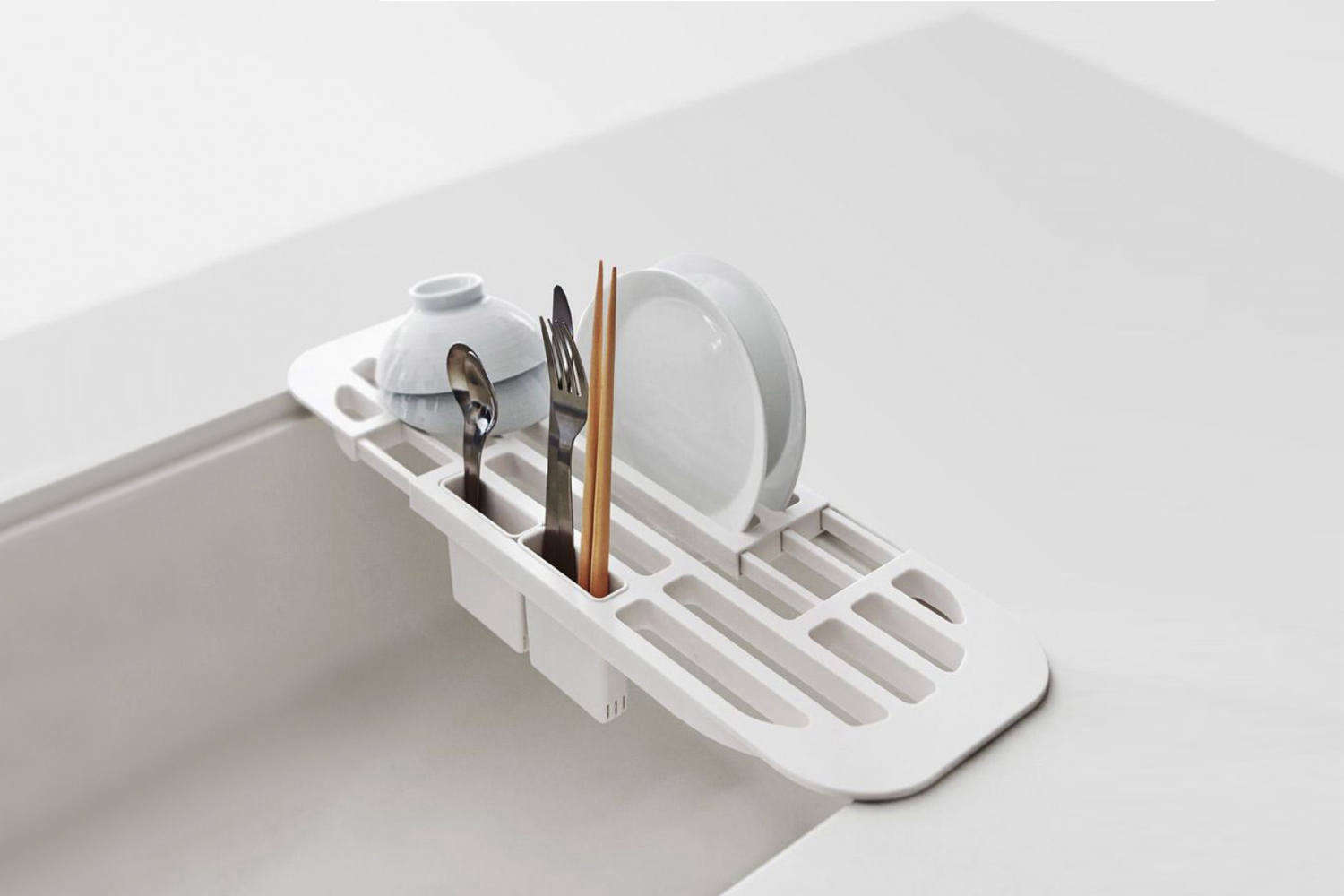 the yamazaki tower sink drainer fits across the sink (it expands or contracts t 19