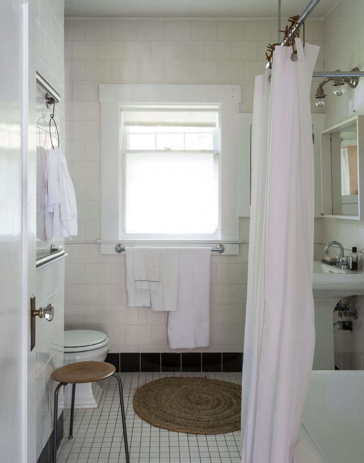 sarah-lonsdale-rental-house-bathroom-design-Remodelista