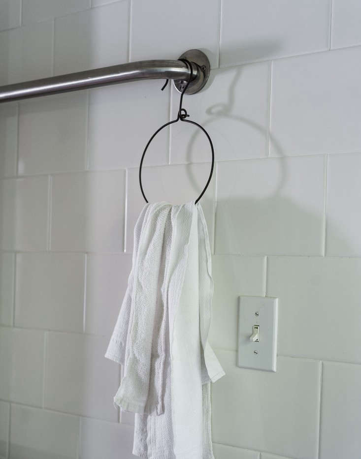 sarah-lonsdale-rental-house-bathroom-design-fog-linen-hanger-towels-Remodelista