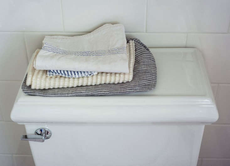 sarah-lonsdale-rental-house-bathroom-design-towels-Remodelista