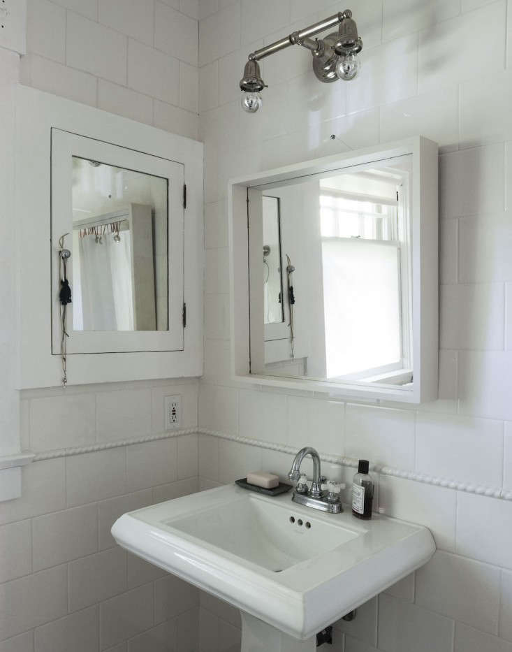 sarah-lonsdale-rental-house-bathroom-design-white-mirror-Remodelista