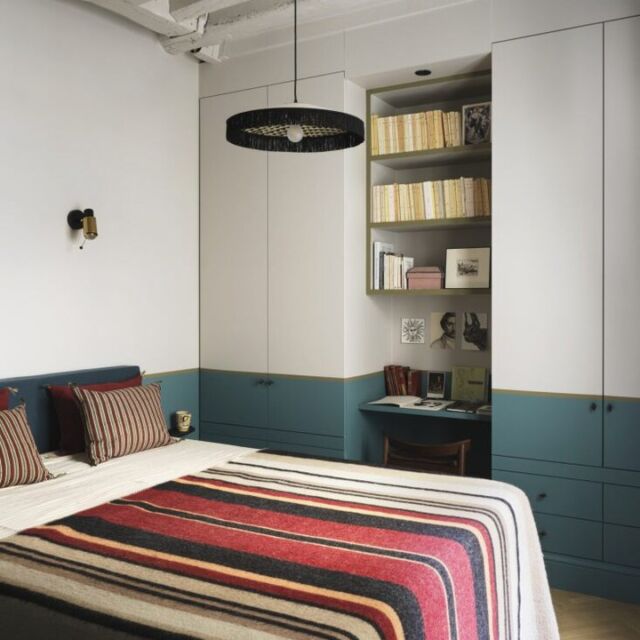 The underpinning of structure in the apartment partly comes from the fact that all of the patterned surfaces are striped. The blanket and Raana cushions on the bed and in the living room are from @caravane_paris. Note that for visual interest, the bands of paint color in the bedroom are the reverse of what they are in the living room: “This helps to both distinguish and link the two spaces,” Marianne Evennou told British House and Garden. The colors are Midi Medici Blue, a thin band of Dark Stone, and Maya, all from @ressource_americas.

📷 Photography by Stephan Julliard, courtesy of @marianne_evennou
✍️ Words by Margot Guralnick (@dogwalkdiarynyc)

#bedding #bedroom #stripes #linens #linen #stripedlinen #designideas