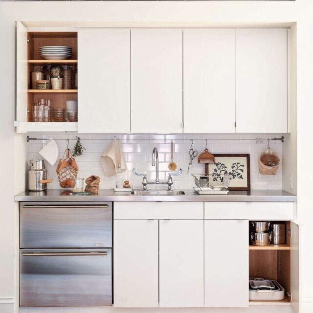 This kitchenette, which rests on the top floor of a Brooklyn brownstone, appears in our book Remodelista: The Organized Home, and every time I stumble upon the photograph, I’m reminded that this is how I want to live—surrounded by fewer, more considered possessions.

It’s not just a pretty picture, though. Despite its space limitations, this kitchenette is hard-working and highly functional. Here, 5 space-saving ideas to steal from it:

📸 Photography by Matthew Williams
Styling by Alexa Hotz, for Remodelista: The Organized Home.

#kitchenette  #kitchenremodel #kitchendesign #kitchenrenovation #kitchendecor