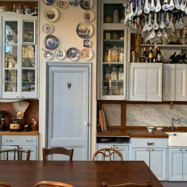 Recently, Remodelista took a tour of the vintage-filled 1880s Amsterdam home of stylist, cook, and cookbook author Helma Bongenaar (see A Collector’s Vintage-Filled Home in a Former Tavern in Amsterdam). What first captured their attention on Instagram, though, was the kitchen, formerly a tavern frequented by the city’s dockworkers, now fitted with Helma’s trademark found, thrifted, and collected finds. Even the cabinets were salvaged.

The space is awash in two shades of palest blue—traditional in Dutch interiors for making the most of the light. Plus, Helma adds, “flies don’t like this color.”

 The kitchen runs along the opposite wall. Helma and her husband found the mix-and-match cabinets at construction sites and in dumpsters: “We always ask if we can take them,” they told The Guardian. Note also the chandelier made of ceramic spoons, made by Helma.

✍️ Words by @anniepquigs
📸 Photography by Helma Bongenaar (@helmabongenaar)

#kitchendesign #kitchencabinets #kitchens #ornate #organizedhome #remodel #kitchenremodel