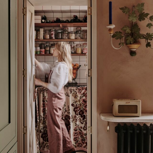 Recently, we spotted on the historical real estate site Inigo the extremely charming pantry of Matilda Goad, the talented British designer who never met a scalloped design she didn’t like (her online store has napkins, lamp shades, and planters—all of her design and all featuring the charming silhouette). Not surprisingly, she has a penchant for floral prints and vintage pieces, too, but she elevates and modernizes the granny chic aesthetic with bold colors and graphic elements.

To keep costs down, Matilda chose inexpensive basic tiles but enhanced them by selecting a surprising grout color: red. “The grout is from Amazon; I discovered a whole world of coloured grouts on there.” The shelves were made using leftover floorboards. Matilda wanted to keep them shallow so that things don’t get lost in the back. “Their width is based on the size of a standard Kilner jar.”

✍️ Words by @fanwinston
📸 Photography courtesy of Inigo.

#pantrydecor #pantry #pantrygoals #kitchenpantry #pantrystorage #pantrylabels #pantrydesign #pantryorganization